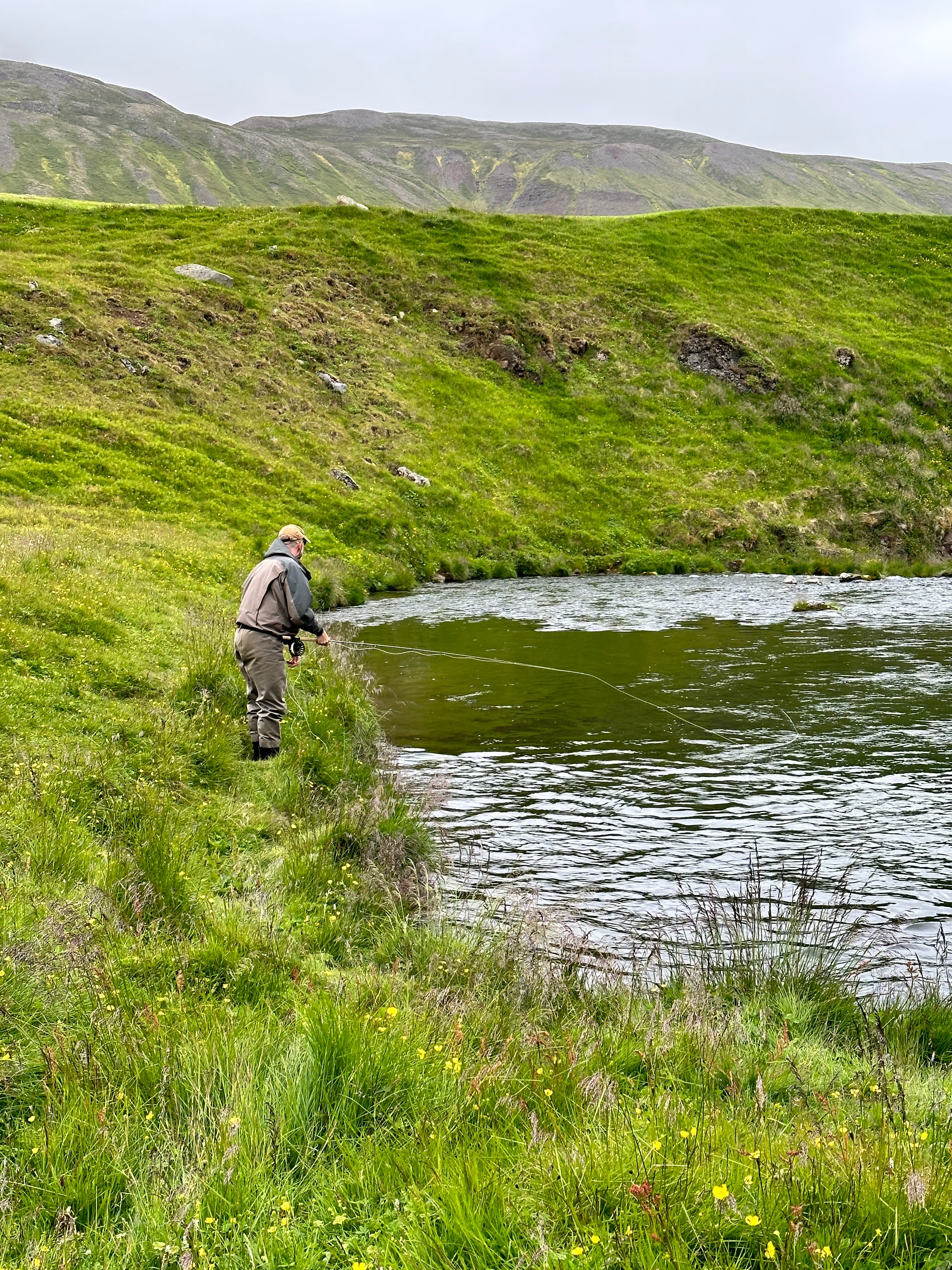 Veiðimaður við bakkann í Fljótum
