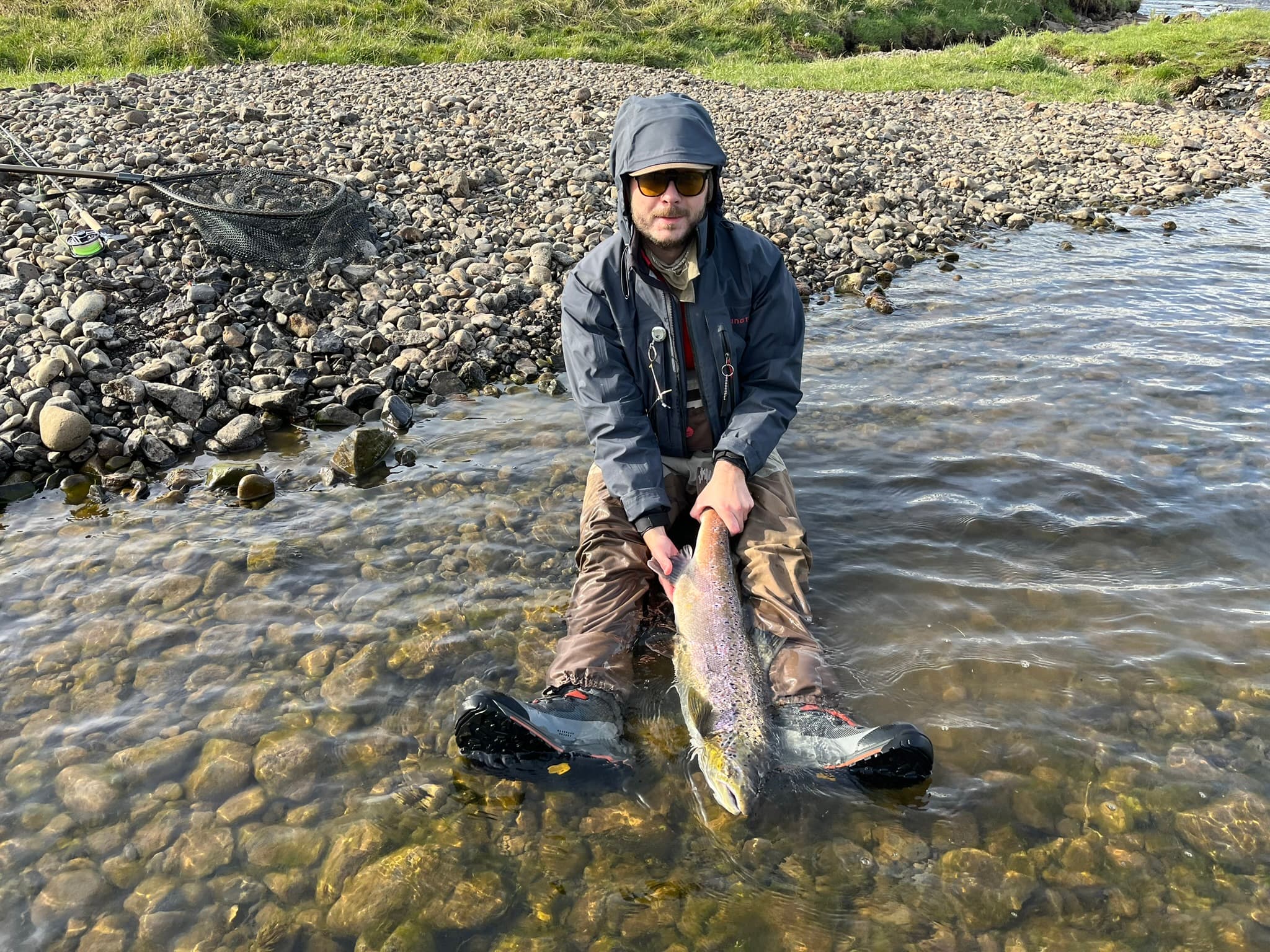 Veiðimaður með lax við Fljótaá